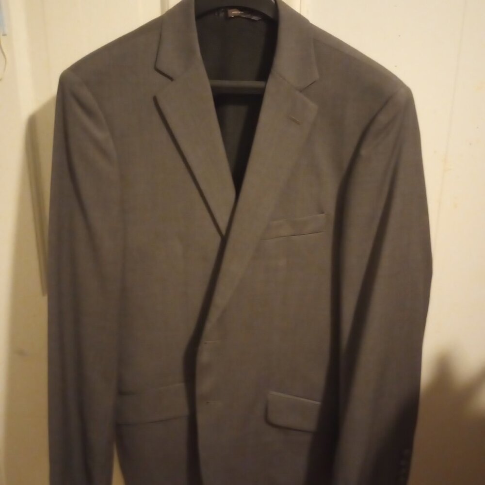 New Joseph Abboud Men's suit 42R Grey.